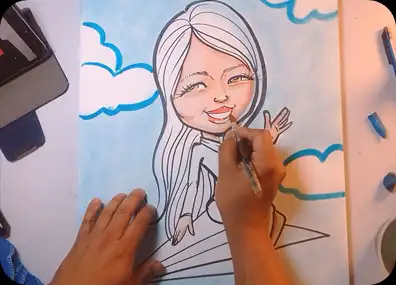 Un artista dibujando una caricatura a partir de una foto con su pincel. La imagen muestra la caricatura en progreso, con trazos y pinceladas, haciéndolo un regalo ideal.